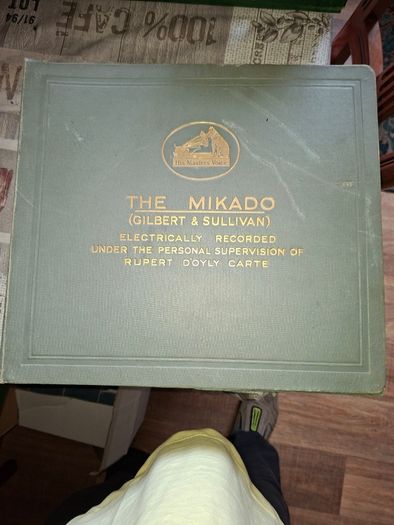 His Master's Voice record album for Gilbert & Sullivan's The Mikado. around 1926 or 1927 The set features 12" 78 RPM shellac records
