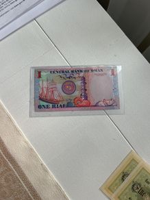 Unc P43a Oman 2005 One Rial Banknotes In Mint Condition.