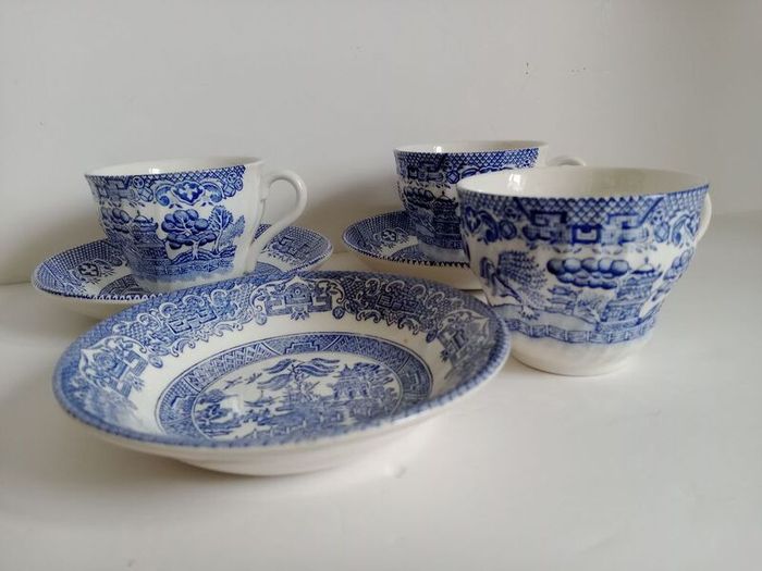 vintage willow cups, saucers and bowl, blue willow cups
