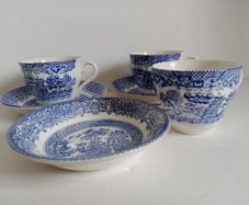 vintage willow cups, saucers and bowl, blue willow cups