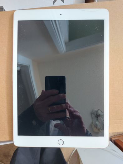 Apple Ipad 8th Generation, Model A2270, 32GB, Gold, 88% Battery Life, Model MYLC2, in excellent cosmetic condition