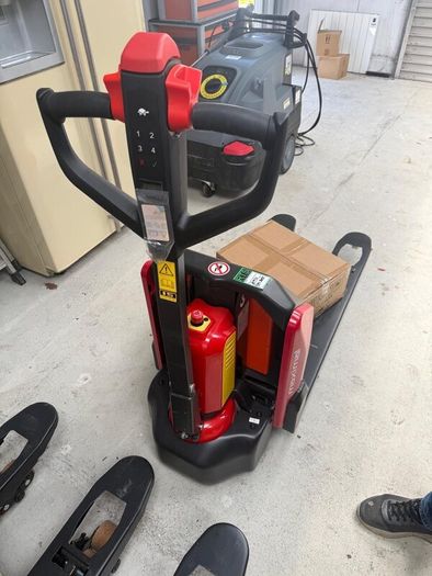 Maximal Power pallet trucks
