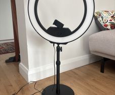 ring light with phone grip