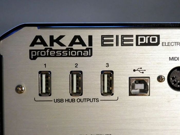 Akai eie pro Professional Audio/MIDI Interface with USB 2.0 Hub