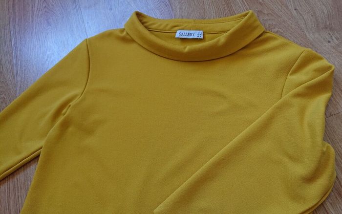 Gallery Yellow Top.  Size 8