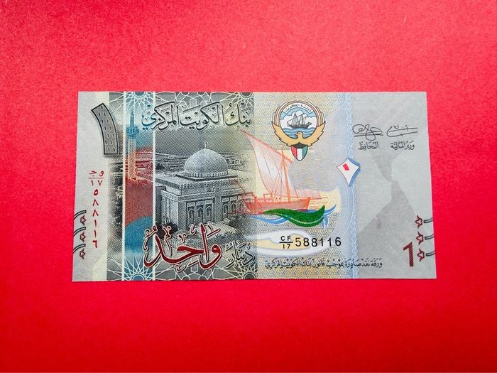 Kuwait  1  Dinar   2014   PICK 31a   ( uncirculated ) .