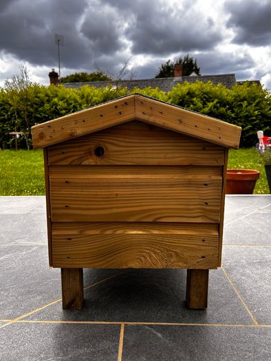Cat box - outdoor kennel (may suit v small dog)
