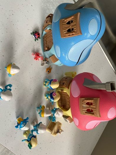 Smurf houses and figures