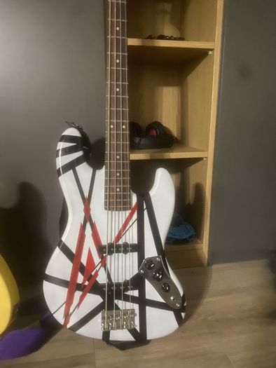 Eddie van halen bass guitar to swap