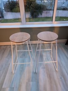 2 high Stools