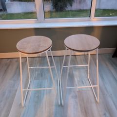 2 high Stools