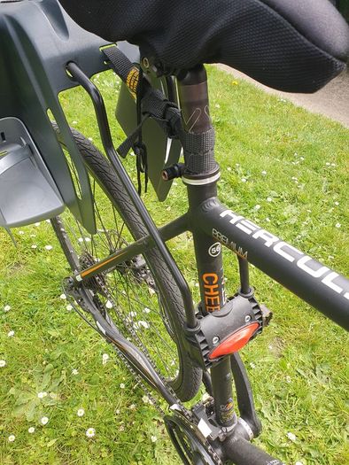 Bicycle rear frame-mounted child seat