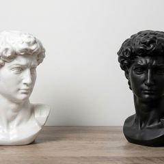 2 David Bust heads, decorative ornaments and artificial plants