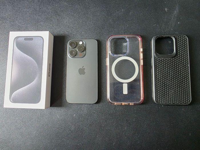 iPhone 15 Pro 128GB Black Titanium Unlocked + Box & Extras