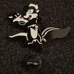 Pepe le pew , pin back badge.