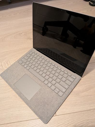 Microsoft Surface Laptop 1 + Genuine Docking station