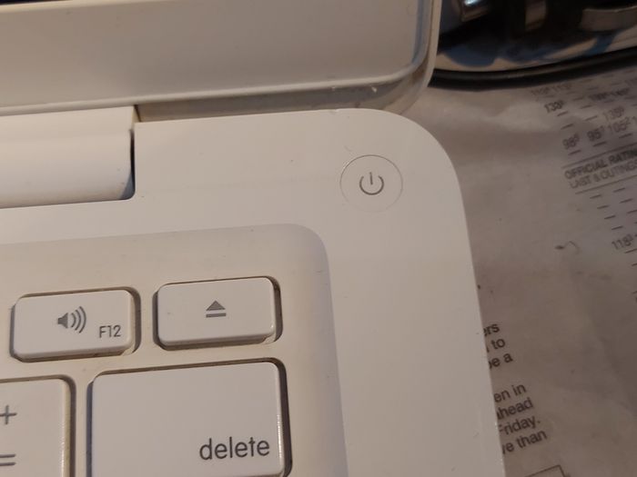 Vintage Apple MacBOOK, account password locked, in excellent cosmetic condition, excellent Battery