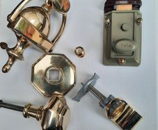 Solid brass front door fixtures in perfect condition .Brass knob. Brass handle.brass key handle.Spyhole.Complete yale door lock with keys as new
