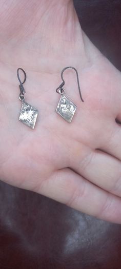 Vintage jewelry is sold individually for 5 to 10 euros