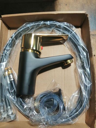 This Is a Contemporary Faucet Featuring a Matte Black And Rose Golden End, Designed for Both Hot And Cold Water. Constructed from 304 Stainless Steel