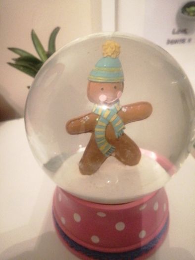 gingerbread man snowglobe