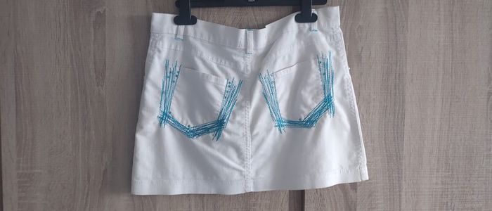 white mini skirt fits 6-8 worn twice
