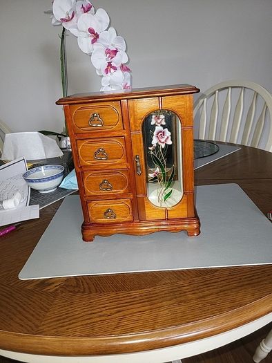 Jewellery cabinet