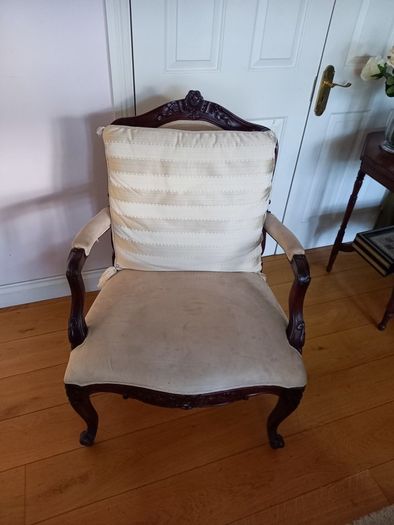 Mahogany arm chair .