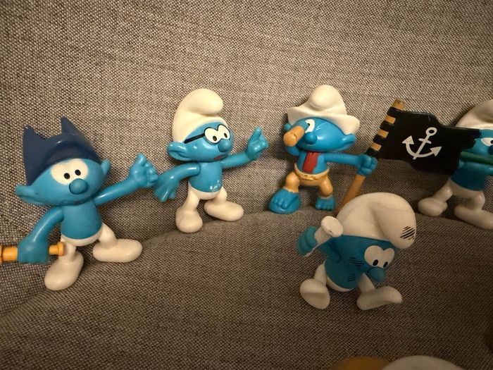 Lot of 10 Smurfs figurines