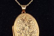 Vintage 9ct yellow gold locket necklace