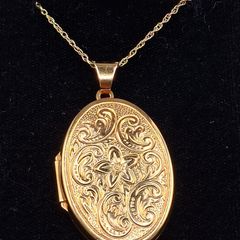Vintage 9ct yellow gold locket necklace