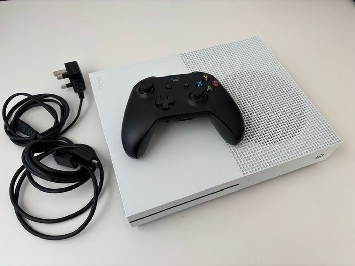Xbox One S 1TB + Controller (stick drift)
