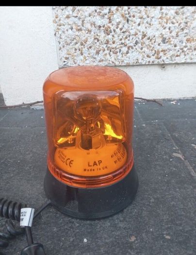 Magnetic roof beacon light