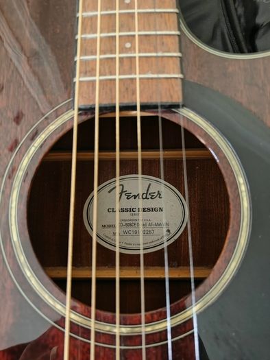 Mahagony Acoustic Steel Guitar including Capo, Case and picks