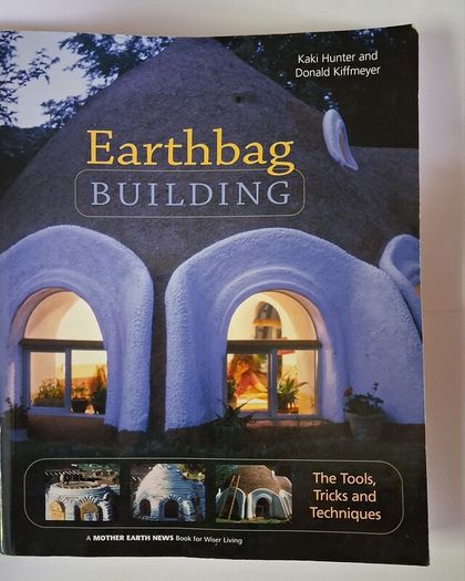 Earthbag Building / Kaki Hunter & Donald Kiffmeyer / 2019