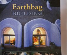 Earthbag Building / Kaki Hunter & Donald Kiffmeyer / 2019