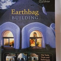 Earthbag Building / Kaki Hunter & Donald Kiffmeyer / 2019