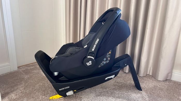 Like-New Maxi-Cosi TINCA Car Seat in Black & Grey & universal ISOFIX Maxi-Cosi FamilyFix2 for Preemie, Newborn, Baby, Toddler - 2 Piece Bundle
