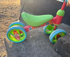 Cocomelon bobble ride on used a Handful of times but in perfect condition
