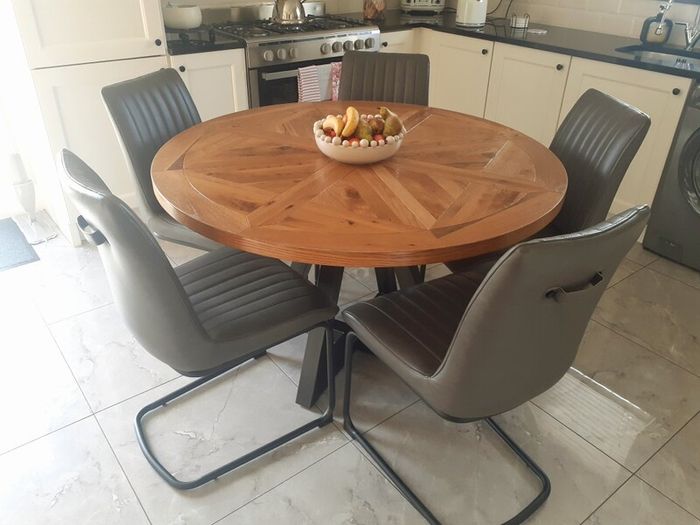 table and chairs (As new) OAK.