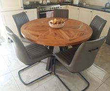 table and chairs (As new) OAK.