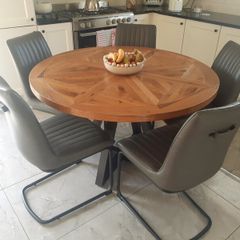 table and chairs (As new) OAK.