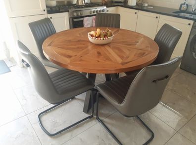 table and chairs (As new) OAK.