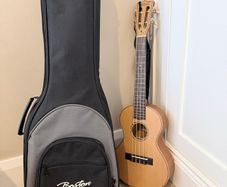 Concert Ukulele with strap & Boston case