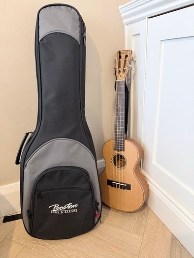 Concert Ukulele with strap & Boston case