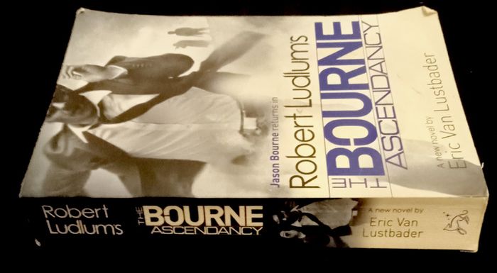 Robert Ludlum's The Bourne Ascendancy (Bourne 12) By Eric Van Lustbader (Large Paperback)