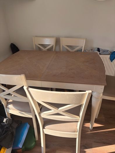 kitchen table (extendable) and 6 chairs