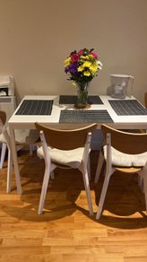 extendable table and 4 chairs