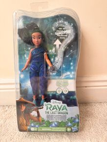 Disney Raya and the Last Dragon Young Raya Doll and Kumandra Flower The batteries are running low Damaged Box Please see photos