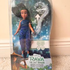 Disney Raya and the Last Dragon Young Raya Doll and Kumandra Flower The batteries are running low Damaged Box Please see photos